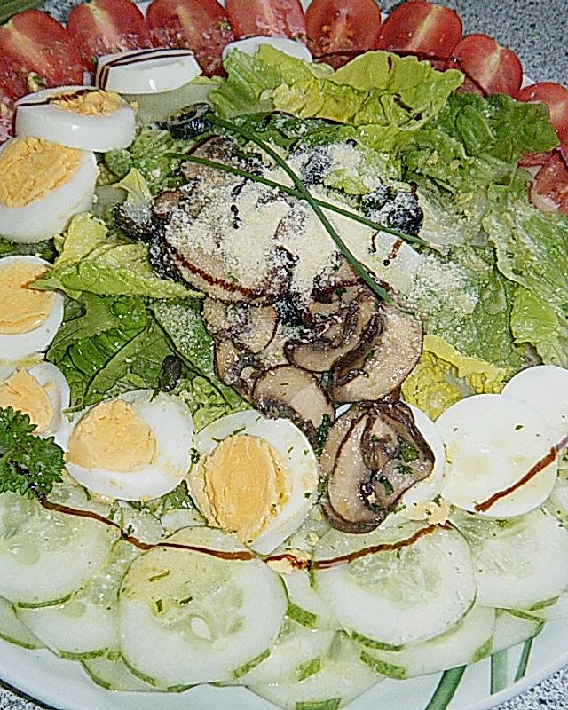 Gemischter Salatteller mit Champignons, Oliven und Joghurtdressing