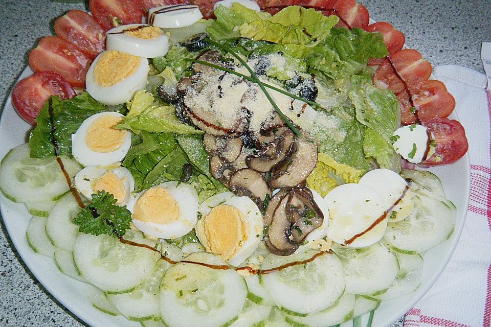 Gemischter Salatteller mit Champignons, Oliven und Joghurtdressing