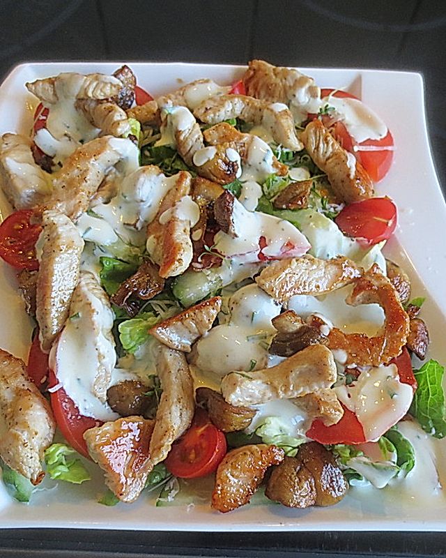 Gemischter Salatteller mit Champignons, Oliven und Joghurtdressing