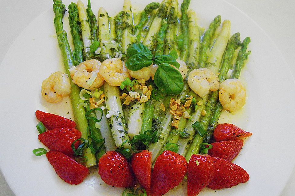 Spargelsalat mit Garnelen und Erdbeeren Spargelsalat mit Garnelen und Erdbeeren