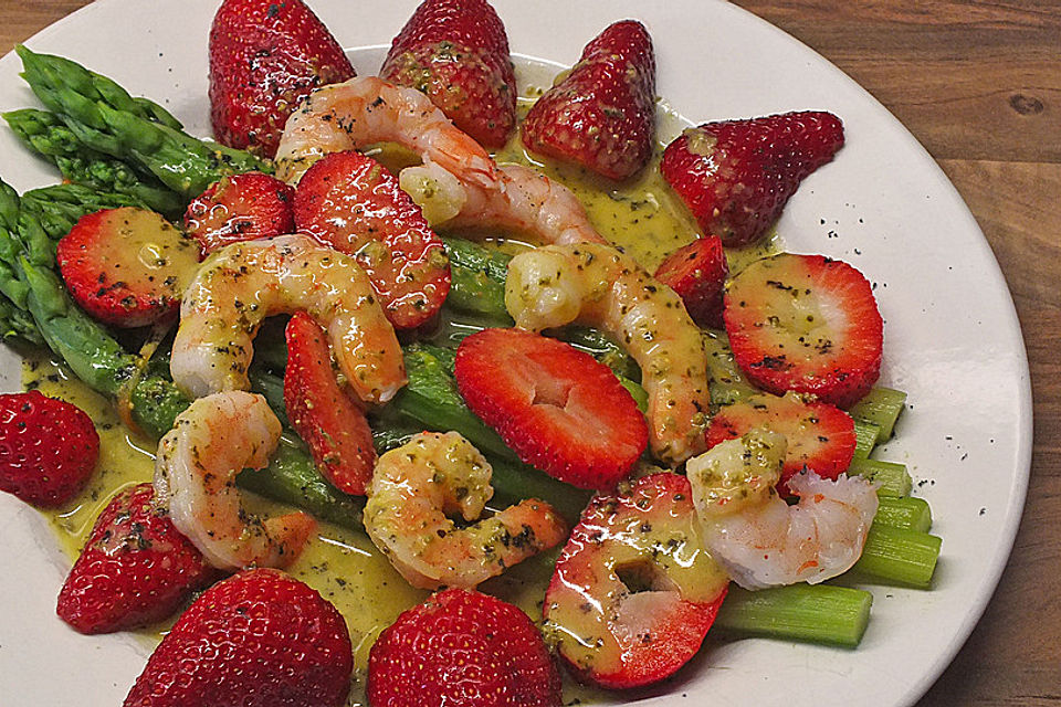 Spargelsalat mit Garnelen und Erdbeeren Spargelsalat mit Garnelen und Erdbeeren