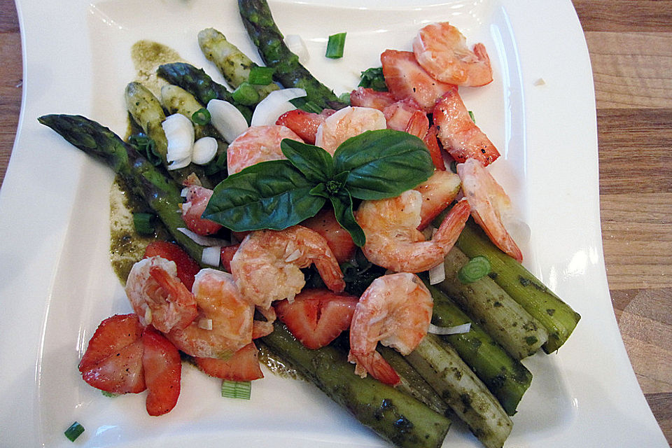 Spargelsalat mit Garnelen und Erdbeeren