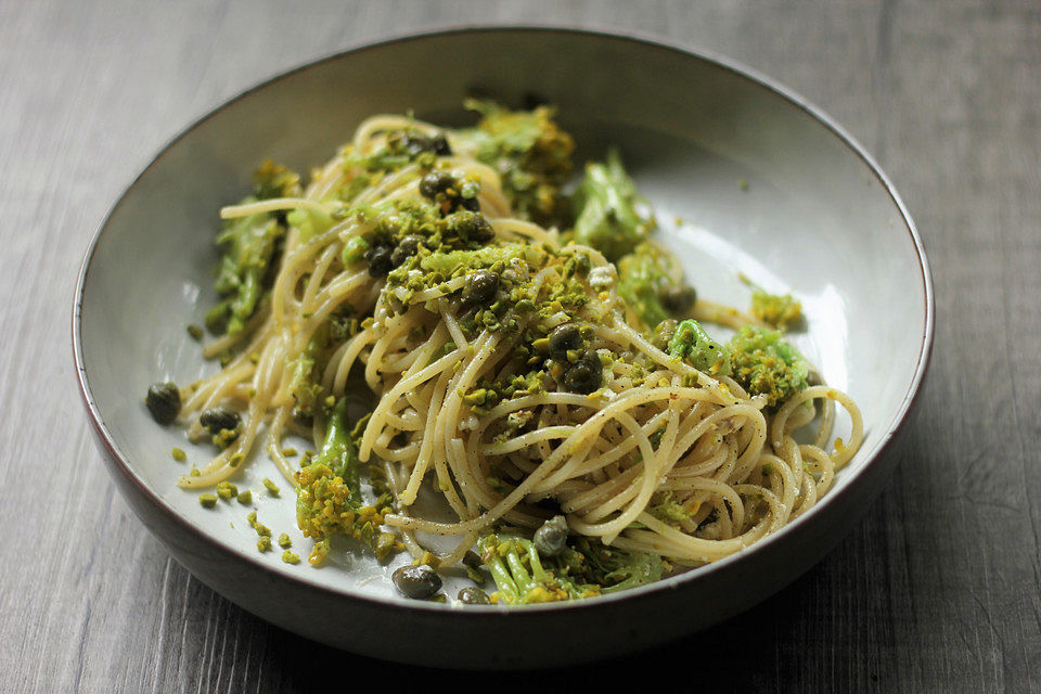 Brokkoli in Pistazien-Ricotta-Sauce mit Kapern auf Pasta