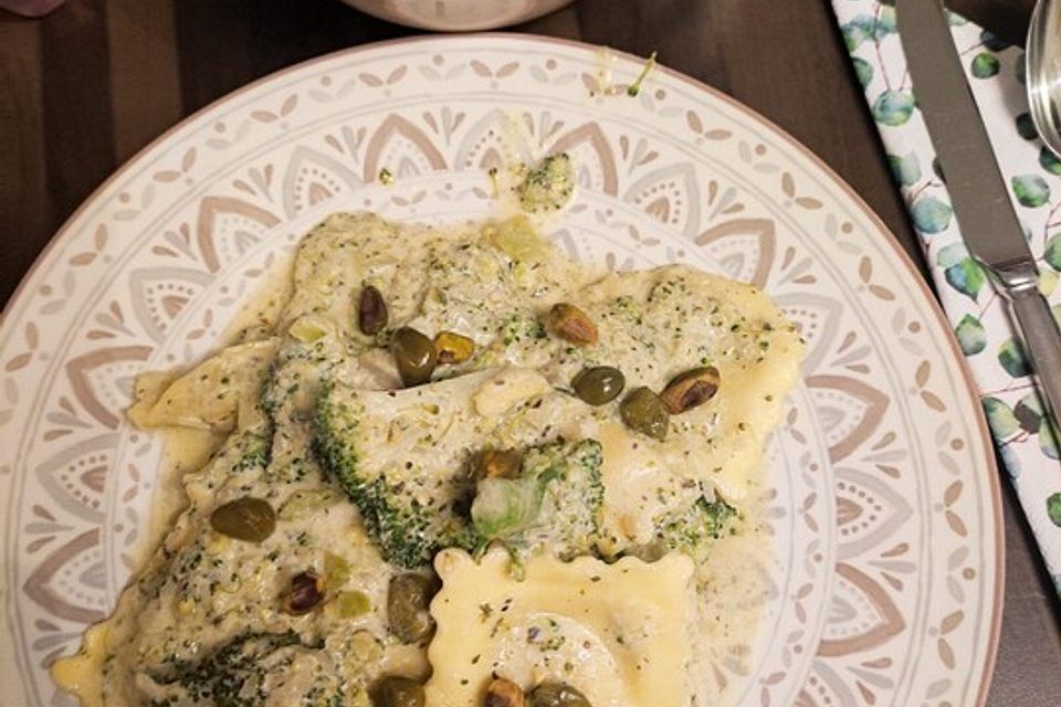 Brokkoli in Pistazien-Ricotta-Sauce mit Kapern auf Pasta