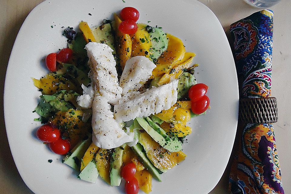 Avocado-Mango Salat mit Fisch