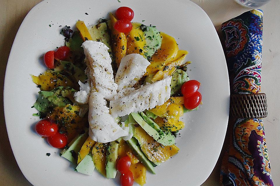 Avocado-Mango Salat mit Fisch