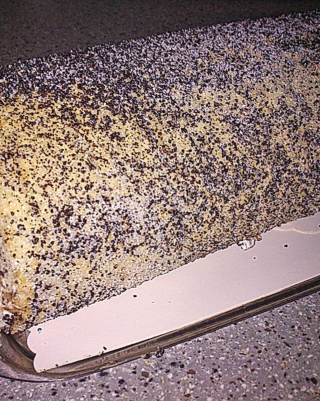 Mohn-Biskuitrolle mit Pflaumenmus-Sahne-Füllung
