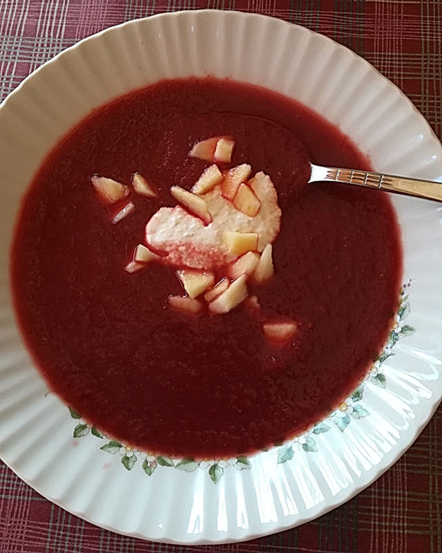 Rote - Bete Suppe mit Meerrettich und Apfelwürfeln