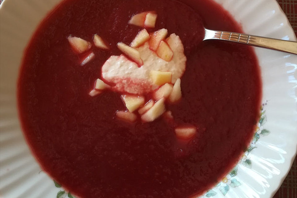 Rote - Bete Suppe mit Meerrettich und Apfelwürfeln