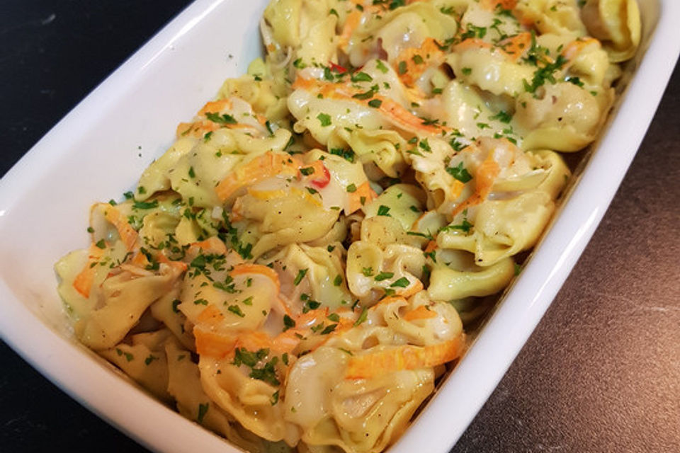 Cappelletti Aglio, Olio e Peperoncino, mit Weichkäse überbacken