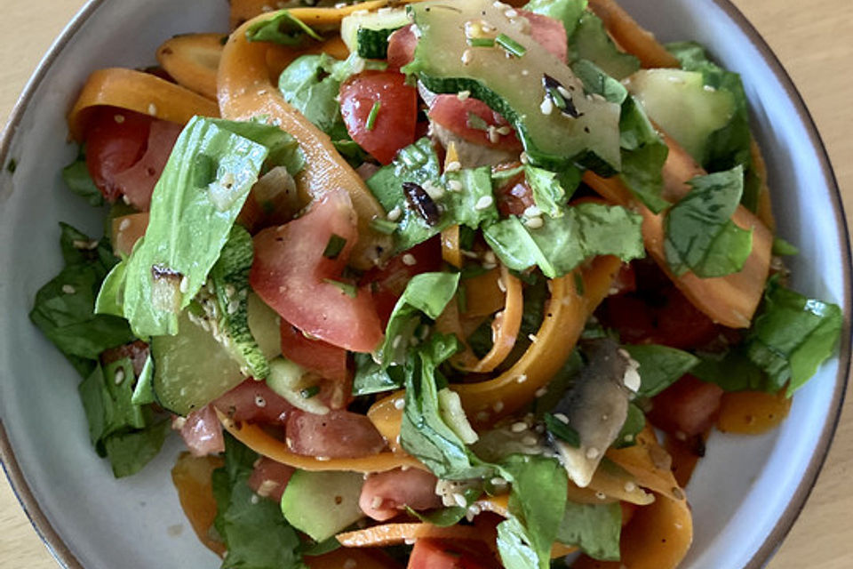 Zucchini-Salat mit Pilzen, Karotten und Sauerampfer