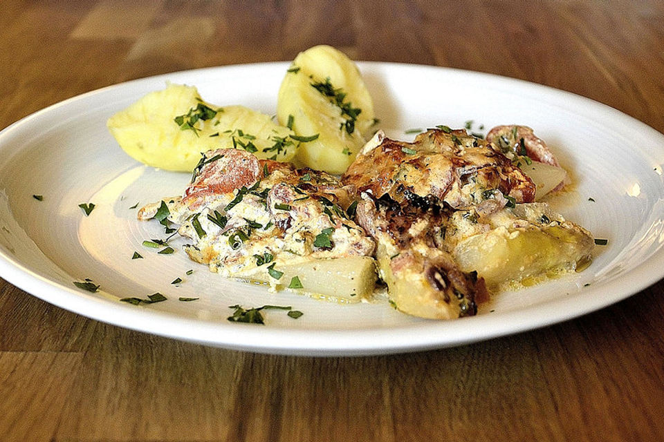 Herzhafter überbackener Spargel mit Frühlingszwiebeln und geräuchertem Kochschinken