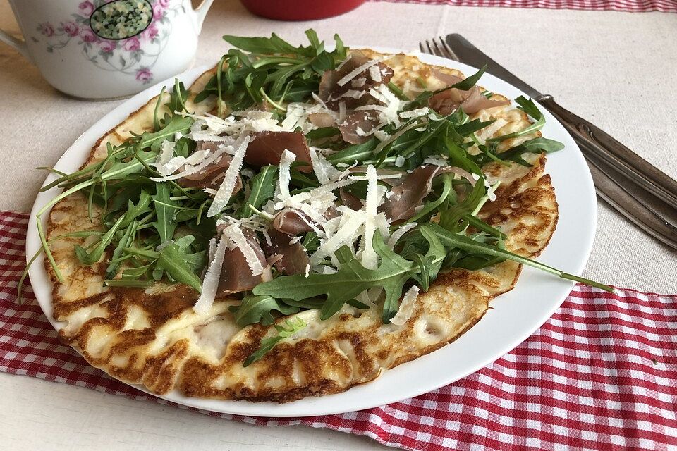 Parmesan-Crespelle mit Rucola und Parmaschinken