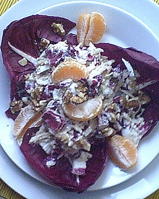 Sellerie-Radicchio Salat mit Mandarinen und Walnüssen