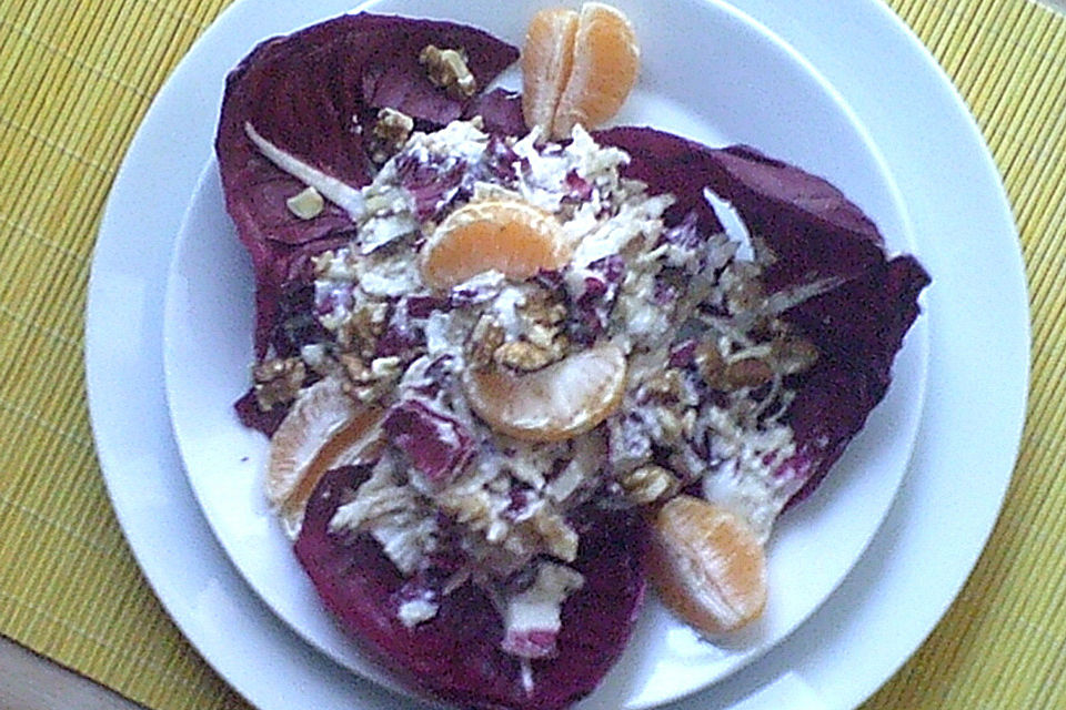 Sellerie-Radicchio Salat mit Mandarinen und Walnüssen