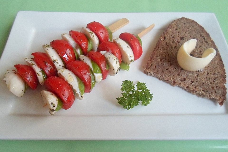 Tomaten-Mozzarella Spieße mit Vollkornbrot