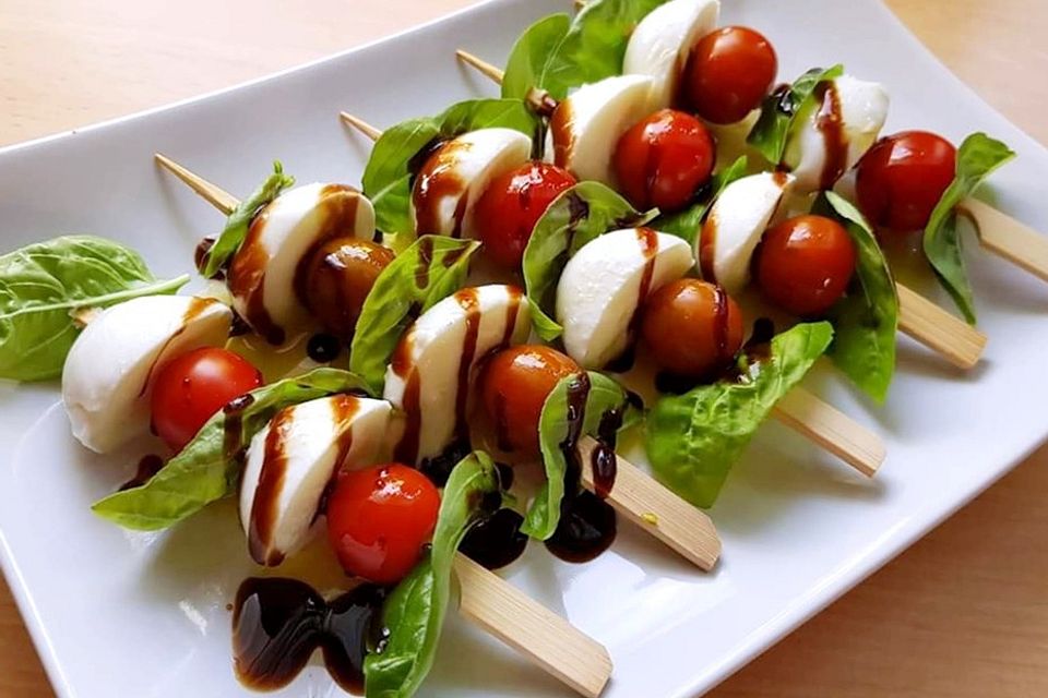 Tomaten-Mozzarella Spieße mit Vollkornbrot