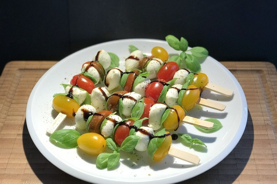 Tomaten-Mozzarella Spieße mit Vollkornbrot