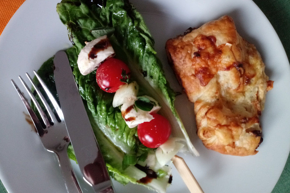 Tomaten-Mozzarella Spieße mit Vollkornbrot