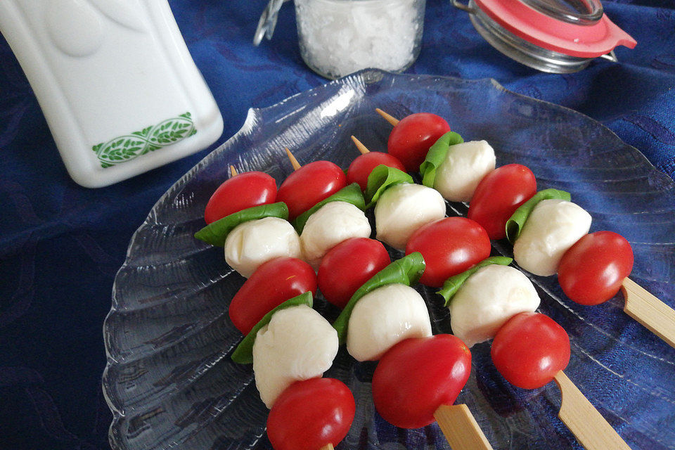 Tomaten-Mozzarella Spieße mit Vollkornbrot