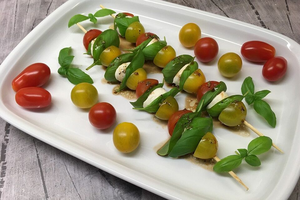 Tomaten-Mozzarella Spieße mit Vollkornbrot