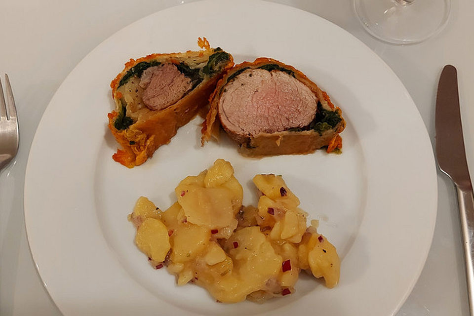 Blätterteigrolle mit Schweinefilet und Spinat