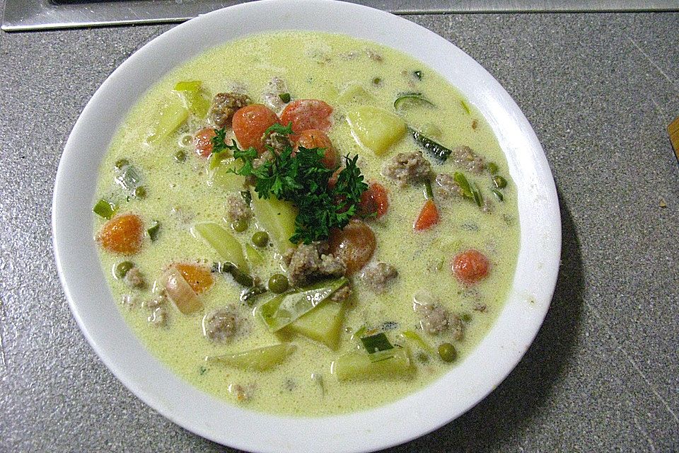 Gemüsesuppe mit Hackfleischklößchen