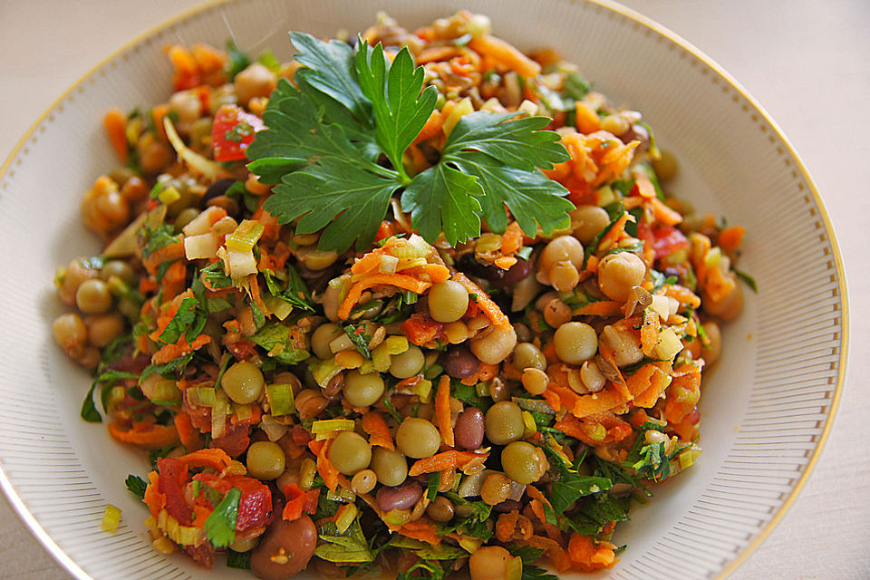 Salat mit Hülsenfrüchte-Potpourri