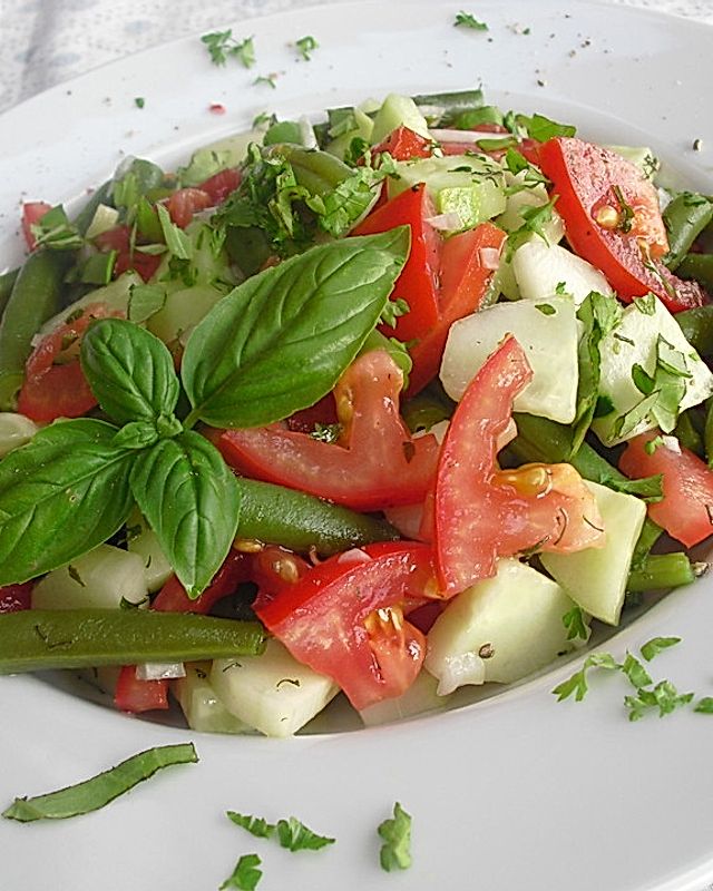 Salat mit Gurke, Tomate, Bohnen