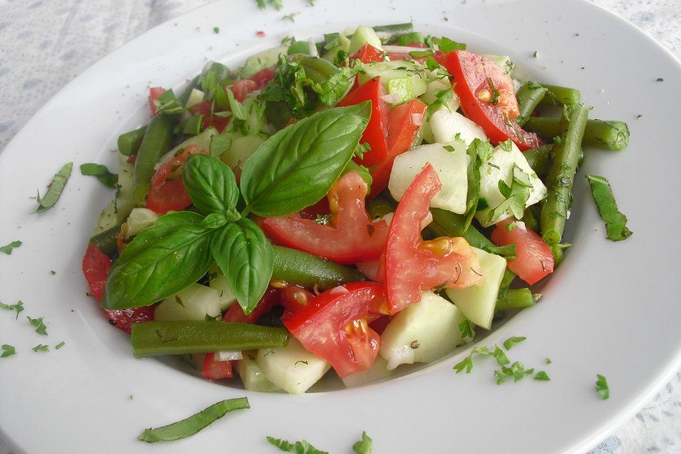 Salat mit Gurke, Tomate, Bohnen