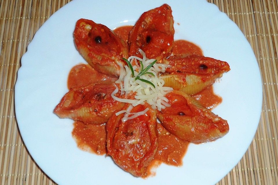 Gefüllte Conchiglioni in Tomatensoße