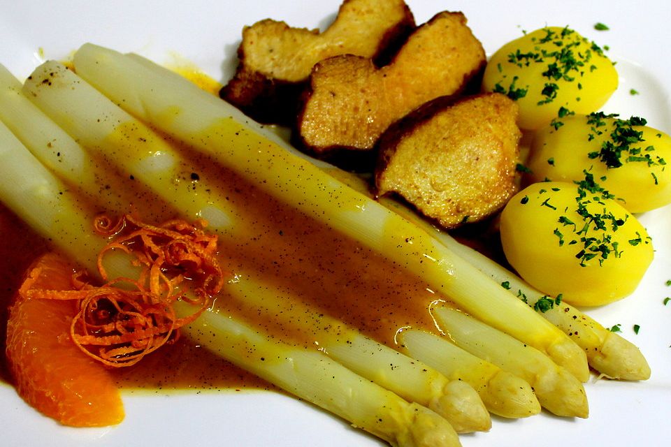 Gedämpfter Spargel mit Orangen-Vanille-Sud