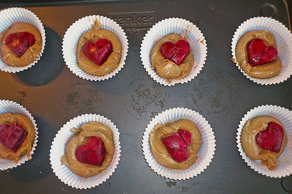 Schoko-Muffins mit Himbeerherz