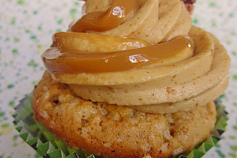 Triple Peanut Toffee Crisp Cupcakes