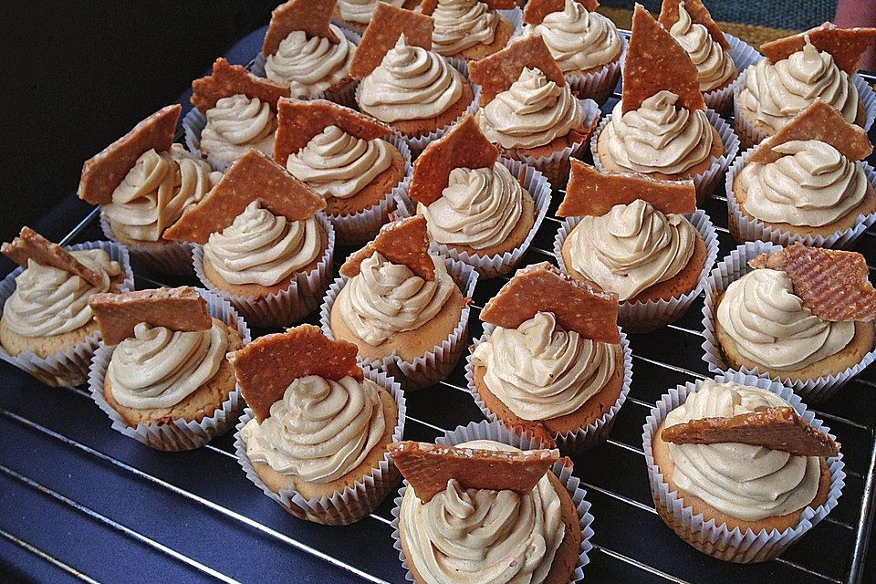 Triple Peanut Toffee Crisp Cupcakes