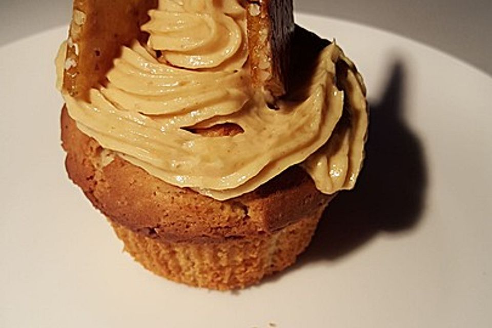 Triple Peanut Toffee Crisp Cupcakes