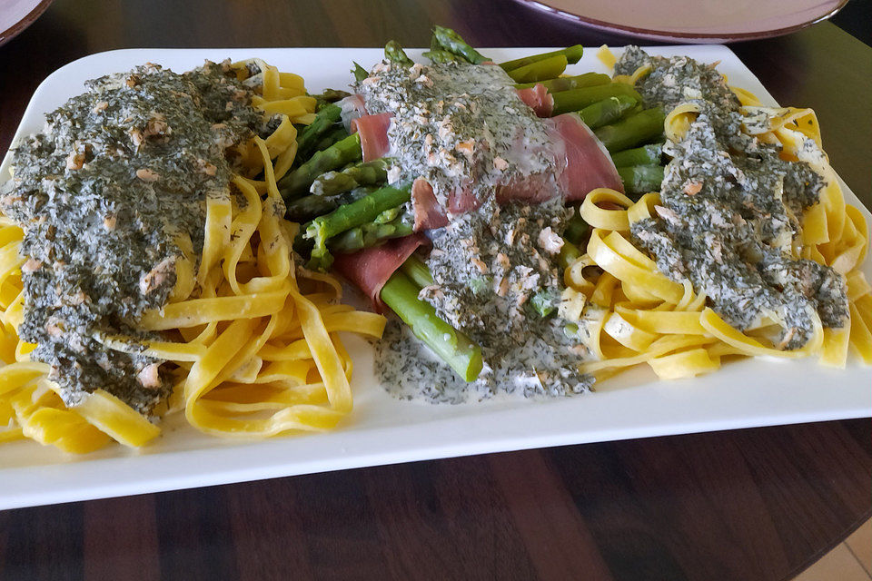 Spargel mit Serranoschinken und Lachs-Meerrettich Sauce