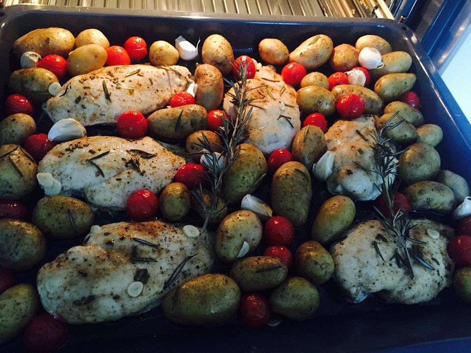 Knoblauch-Hühnchen mit Kartoffeln und Tomaten auf dem Backblech von BBQ ...
