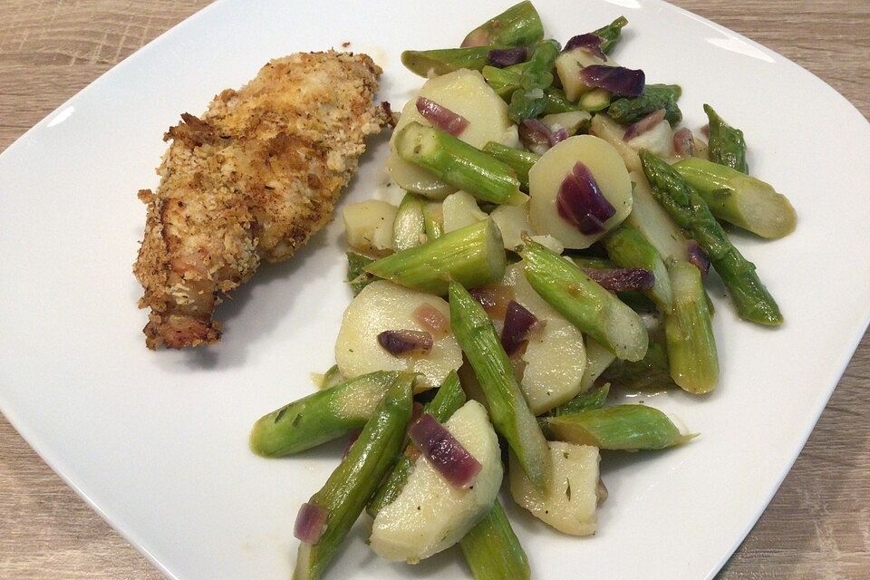 Kartoffel-grüner Spargel Salat mit roten Zwiebeln