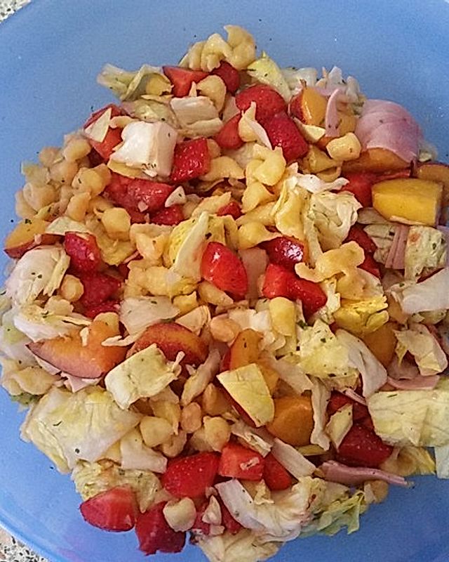 Spätzle-Salat mit Erdbeeren, Pfirsichen und Fleischwurst