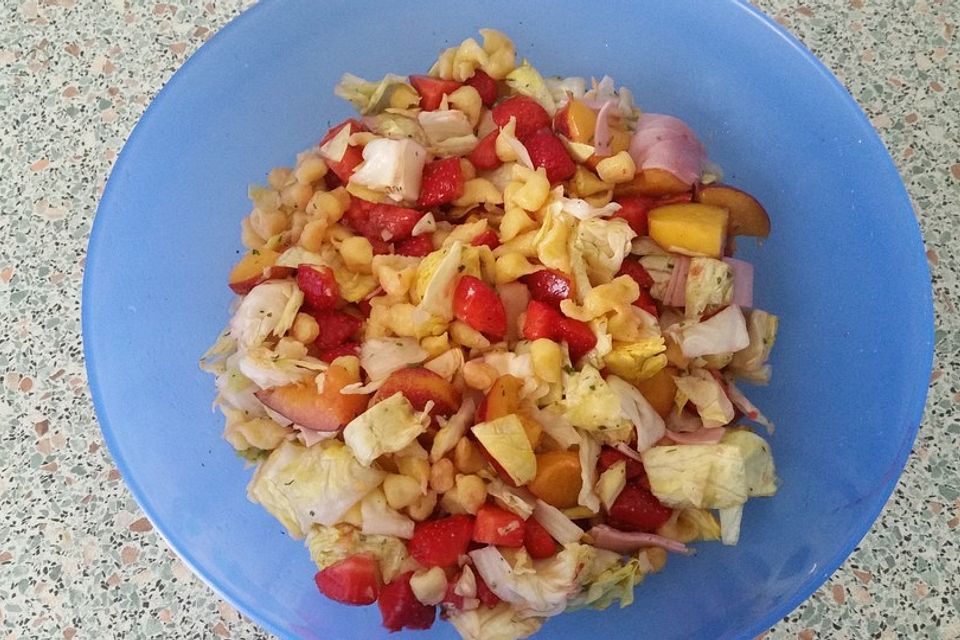 Spätzle-Salat mit Erdbeeren, Pfirsichen und Fleischwurst