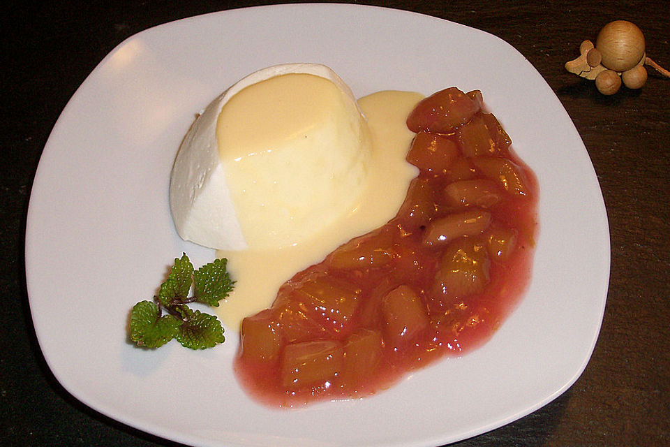 Cremige Joghurt-Törtchen mit Rhabarberkompott