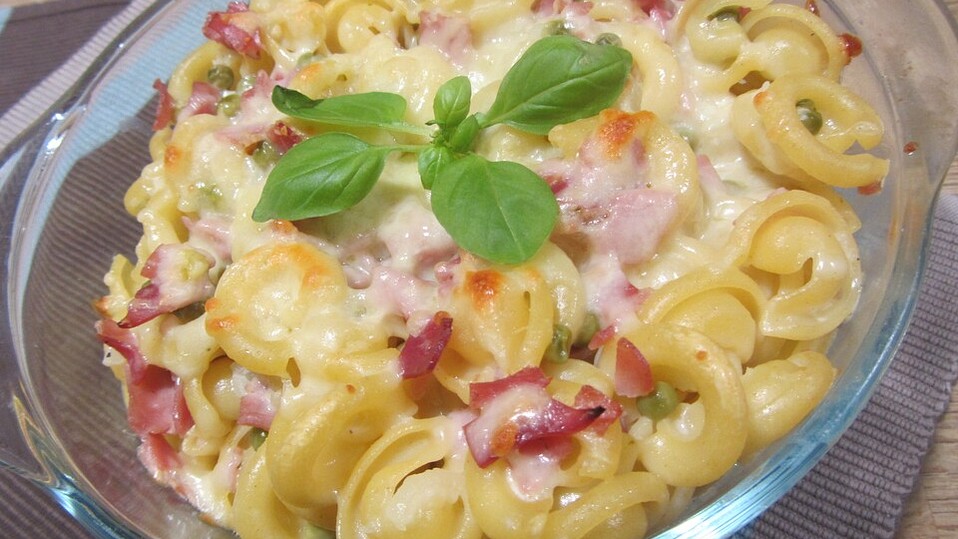 Überbackene Schinkennudeln mit Erbsen von Speranza