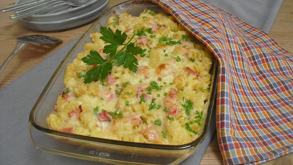 Überbackene Schinkennudeln mit Erbsen von Speranza