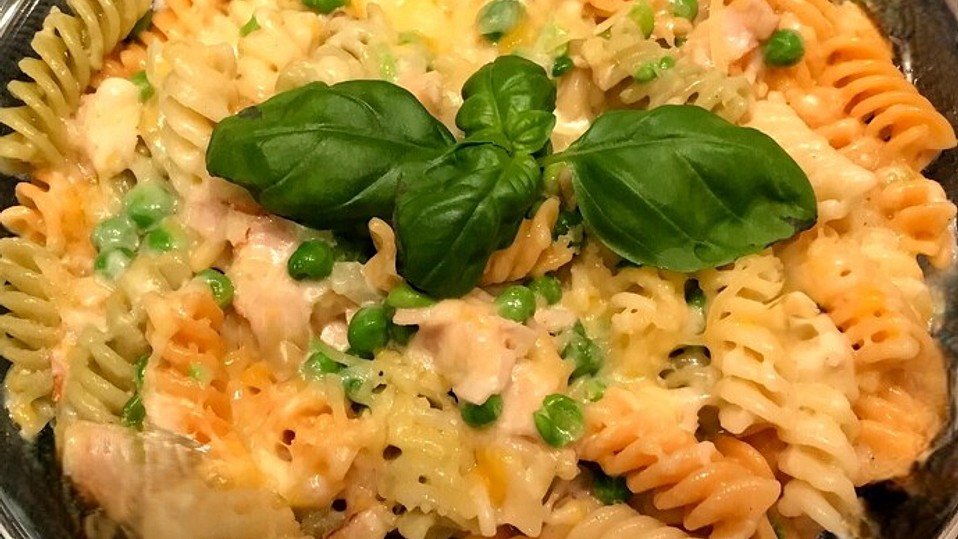 Überbackene Schinkennudeln mit Erbsen von Speranza