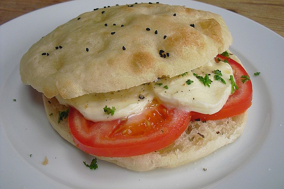 Fladenbrot mit Tomaten und Mozzarella