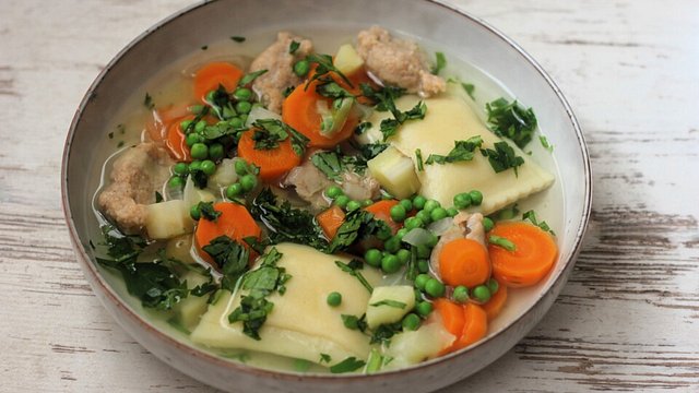 Schnelle Maultaschensuppe mit selbst gemachten Riwwele von chloe007