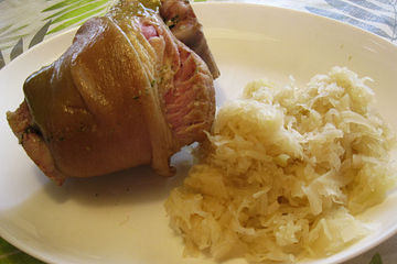 Gekochte Schweinshaxe in Sauerkraut mit Salzkartoffeln