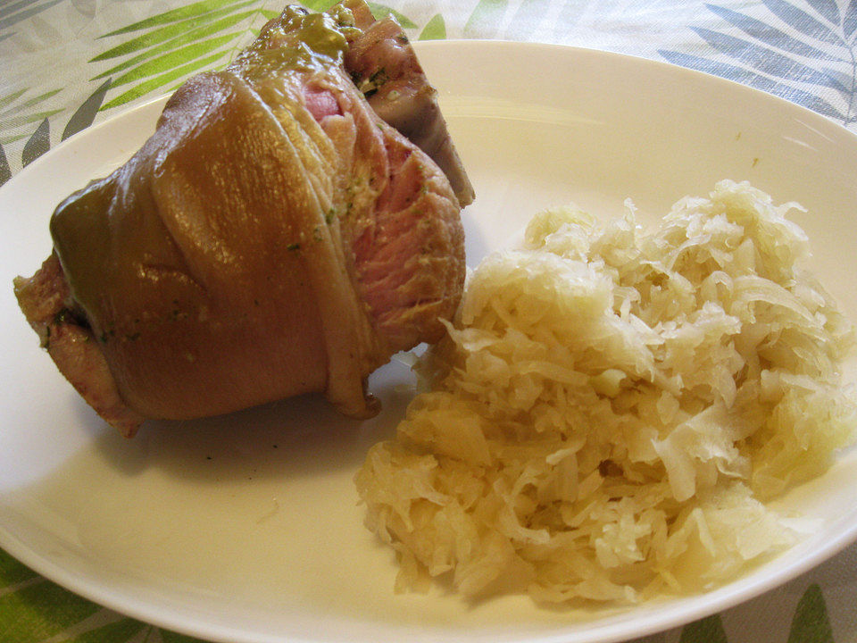Gekochte Schweinshaxe in Sauerkraut mit Salzkartoffeln von aveffer ...
