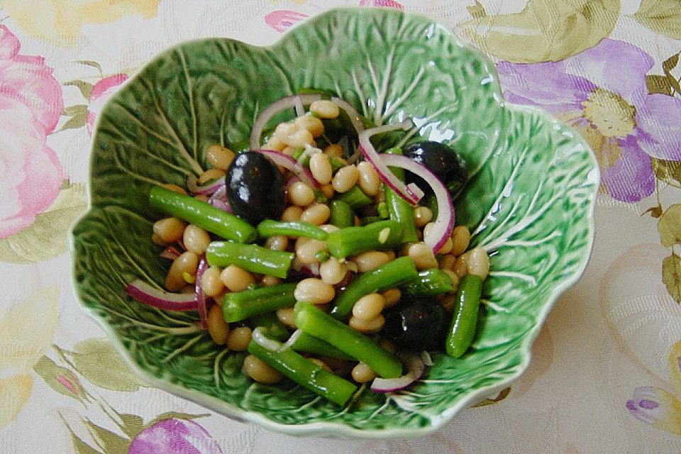 Bohnensalat mit schwarzen Oliven